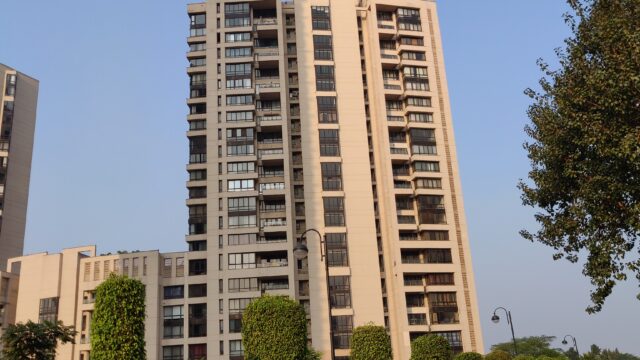 jaypee greens crescent court