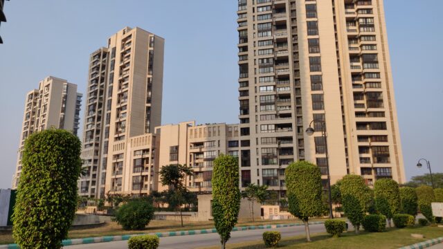 jaypee greens crescent court.